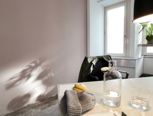 Bild von einem Studio Arbeitsplatz. Neue Ideen treiben uns an. Darum geben wir Innovation und Experimenten viel Raum. Dabei folgen wir unserem Wissen, unserem Instinkt, neuen Entwicklungen – und unserem Entdeckergeist.