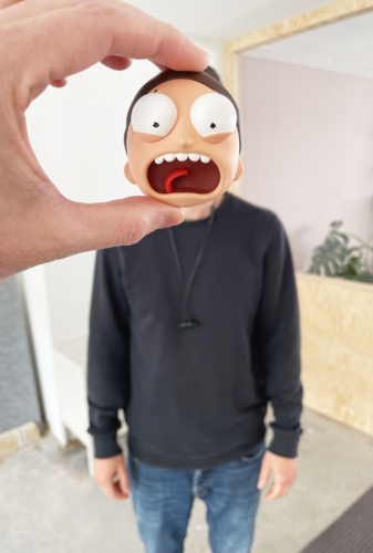 Lustiges Bild von einem Teammitglied.Für die besten Lösungen wechseln wir gern die Perspektive. Wir sind offen für neue Impulse und bereit, daraus zu lernen. Fehler gehören dabei zum Prozess und sind Teil der Entwicklung.