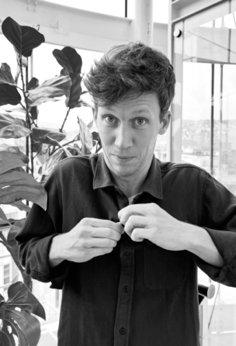 Foto von Ramon Aemmer - Experience Designer und Co-Founder bei Unknown Digital, dein Spezialist für digitales Design aus Zürich. Mehr erfahren?