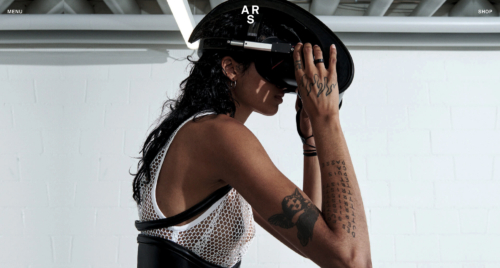 Bild von einem Mensch, der eine Brille für virtual reality trägt.