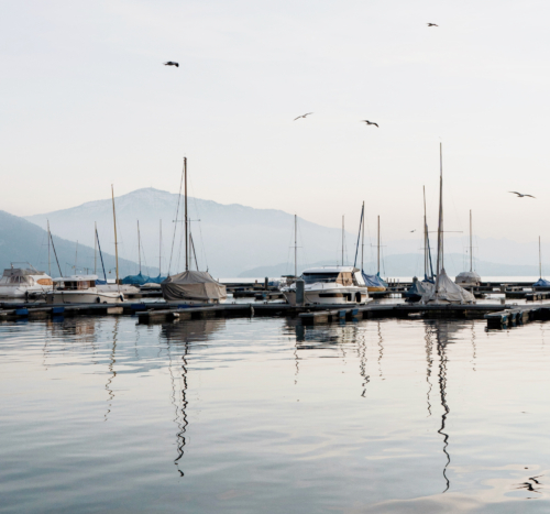 Stimmungsbild von einem See mit Schiffen