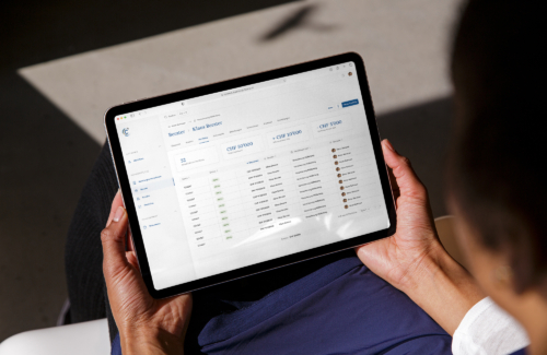 Bild von einem Tablet mit einer Webapplikation. einem internen erp enterprise resource planning